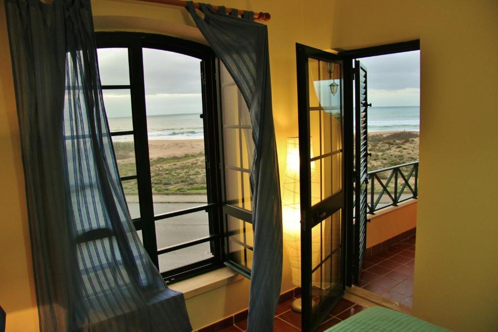 Supertubos Beach Hostel Atouguia Da Baleia Buitenkant foto